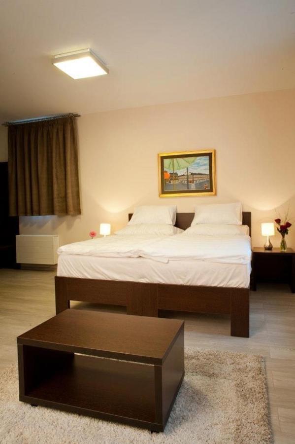 4Rooms Roztoky Esterno foto